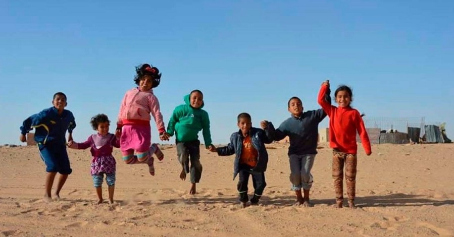 niños saltando niños saltando